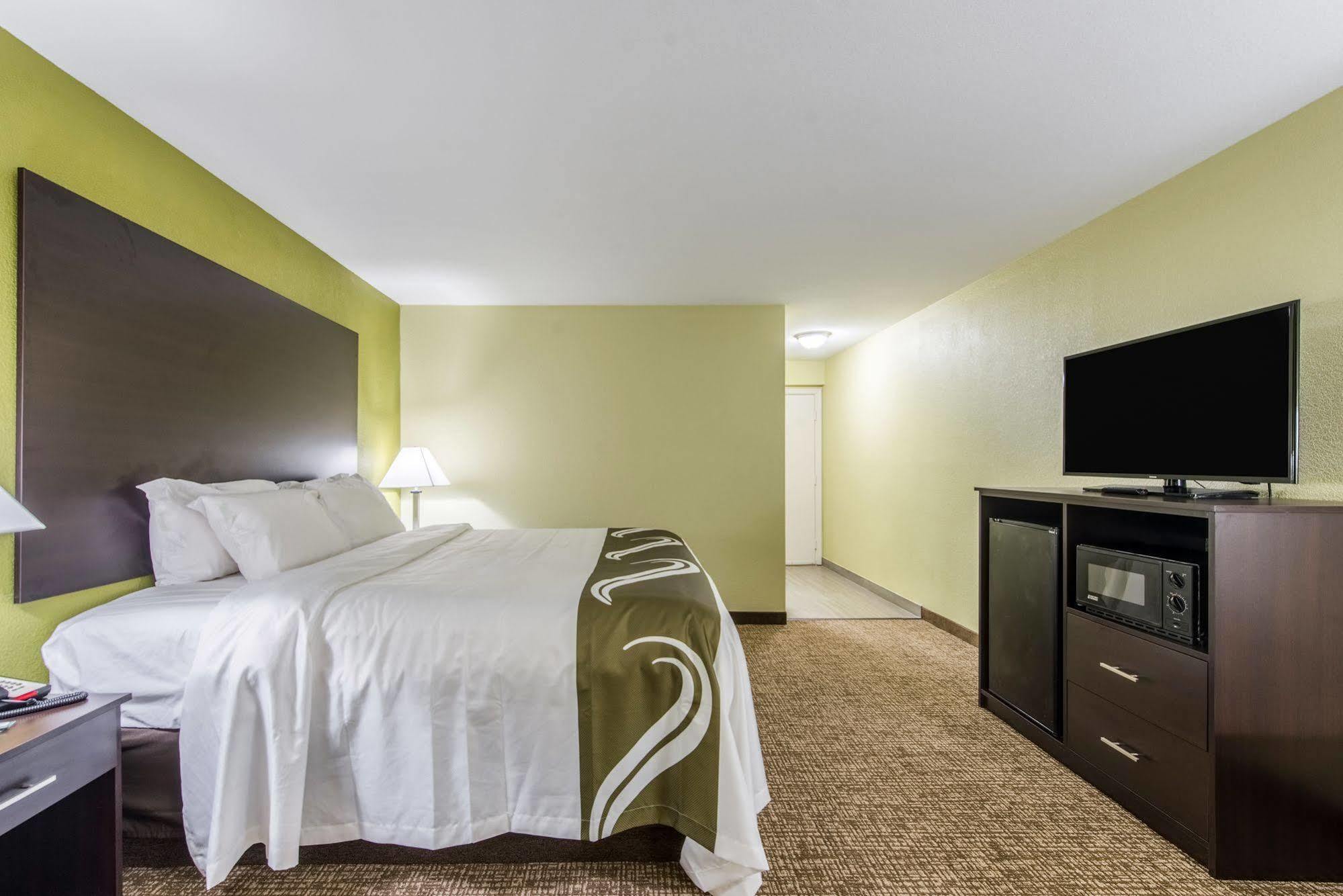 Cardinal Inn & Suites Muncie Exterior photo